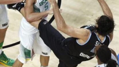 Raulzinho, Scola e Nenê, no duelo Brasil e Argentina.