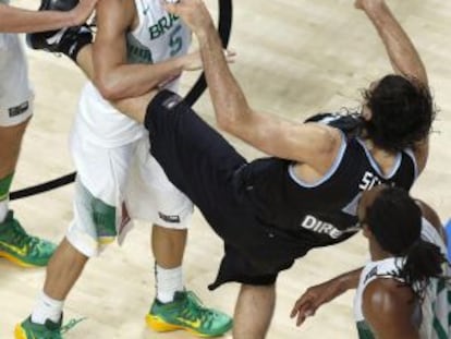 Raulzinho, Scola e Nenê, no duelo Brasil e Argentina.