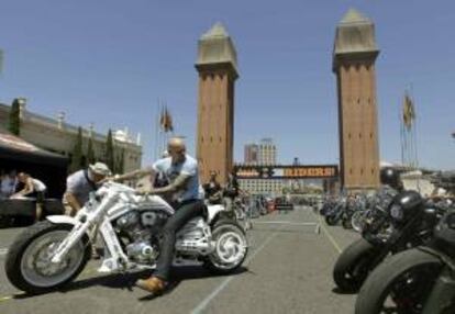 Varias motos Harley Davidson aparcadas ayer en la Avenida María Cristina, en Barcelona, a donde han comenzado a llegar miles de motoristas para la quinta edición del Barcelona Harley Days.