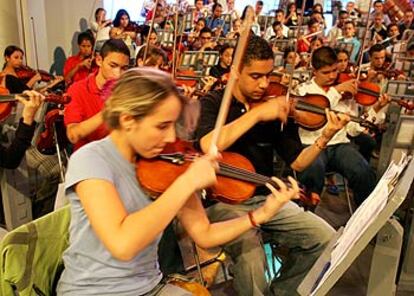 Componentes de la orquesta sinfónica durante el ensayo en Torrelodones (Madrid).