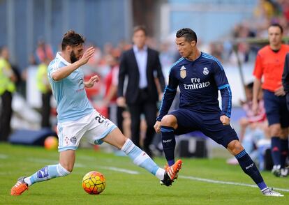 Cristiano junto a Sergi Gómez, en una acción en el centro del campo.