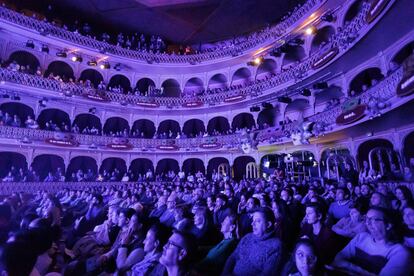 El Teatro Falla se llena hasta la bandera con cada sesión del COAC. Durante más de un mes se convierte en punto de peregrinación de miles de aficionados a la fiesta. En la final del Falla de este viernes, se dan a conocer los ganadores de esta edición y comienza la fiesta en la calle que se prolonga durante una semana completa. 
