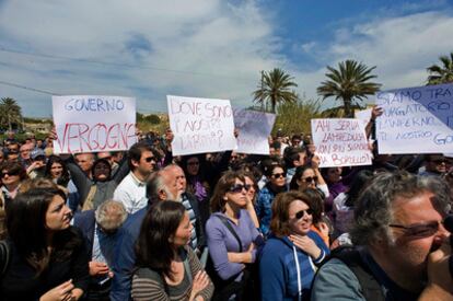 Habitantes de Lampedusa protestan contra Berlusconi.