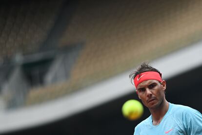 Nadal observa la bola durante un turno de saque.