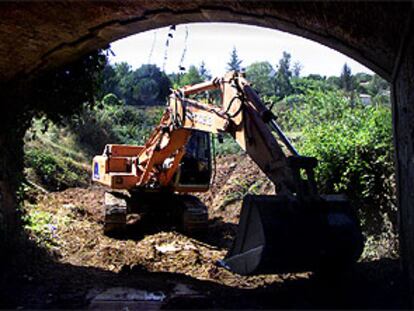 Una excavadora limpiaba ayer el lecho de un torrente próximo a Sant Llorenç Savall.