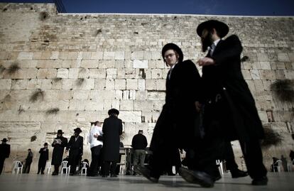 Judíos ultraortodoxos rezan en el Muro de los Lamentaciones, en la ciudad vieja de Jerusalén.