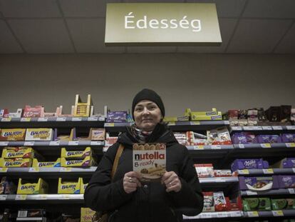La húngara Katalin Horvat compra Nutella en un supermercado del poblado de Sopron, Hungría, muy cerca de la frontera con Austria. 29 de noviembre, 2017.