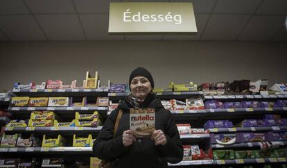 La húngara Katalin Horvat compra Nutella en un supermercado del poblado de Sopron, Hungría, muy cerca de la frontera con Austria. 29 de noviembre, 2017.