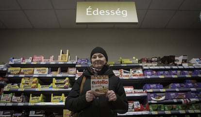 La húngara Katalin Horvat compra Nutella en un supermercado del poblado de Sopron, Hungría, muy cerca de la frontera con Austria. 29 de noviembre, 2017.