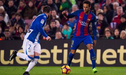 Neymar disputa una pilota a Roberto Roman, del Leganés.