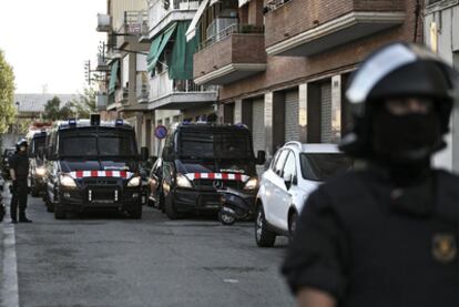 Agentes antidisturbios de los Mossos d'Esquadra, durante el desalojo de Elisa Díaz y su familia en Montcada.