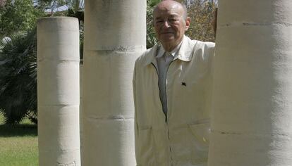 El catedrático Ramón Martín Mateo en una foto en el campus en 2006.