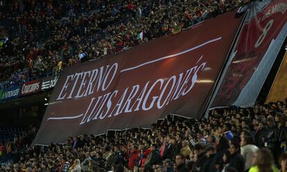 Pancarta en homenaje a Luis Aragonés en el Vicente Calderón.