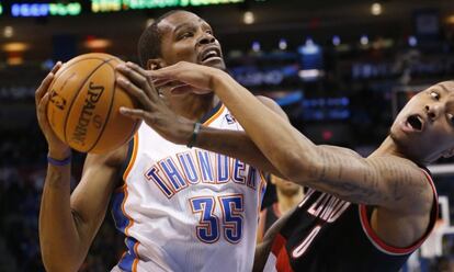 Kevin Durant y Damian Lillard durante un partido.