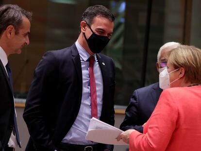 Pedro Sánchez charla con el primer ministro griego, el primer ministro de Portugal y la canciller alemana durante la cumbre europea en Bruselas.