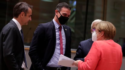 Greek PM Kyriakos Mitsotakis, Spain's Pedro Sánchez, Portugal's Antonio Costa and Germany's Angela Merkel during the last roundtable discussion following a four-day summit.