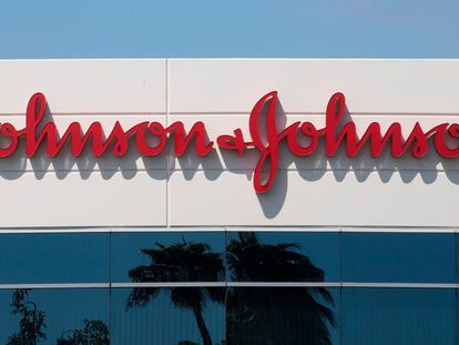 A fachada da sede da Johnson & Johnson em Irvine, na Califórnia.