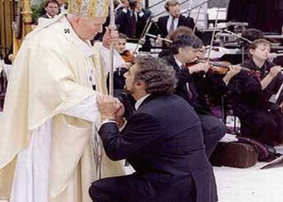 Durante un viaje oficial de Juan Pablo II a Estados Unidos en 1995 se celebró un acto de masas en el Central Park de Nueva York, en el que el tenor Plácido Domingo cantó para la audiencia. (7-10-95)