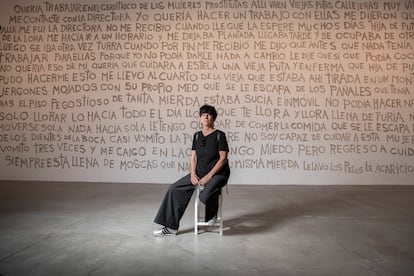 Ana Gallardo frente a su obra ‘Boceto para un fracasado proyecto’, en el MUAC en Ciudad de México.