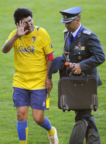 El presidente de Bolivia abandona el terreno de juego tras participar en un partido en el estadio Carranza de Cádiz.