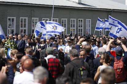 La delegación de Israel participa en la ofrenda floral.