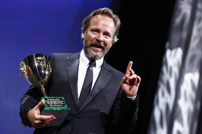 Peter Sarsgaard, con su Copa Volpi.