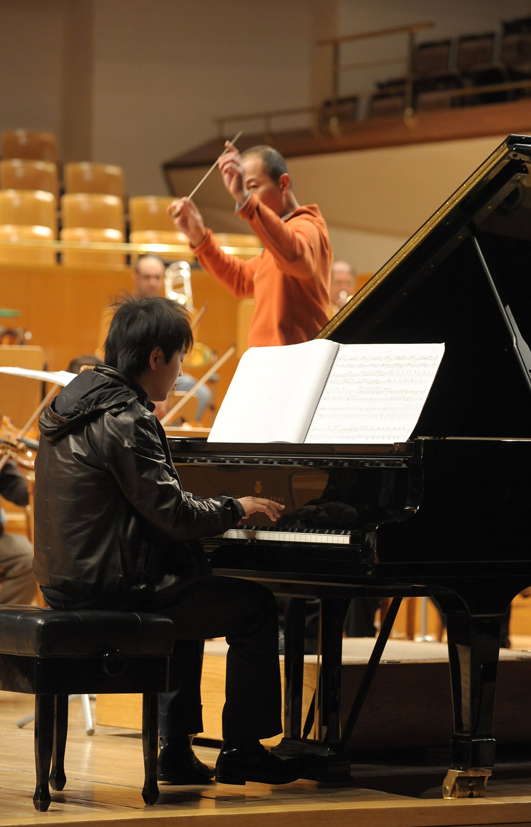 El pianista Lang Lang y detrás, el director y compositor chino Tan Dun.