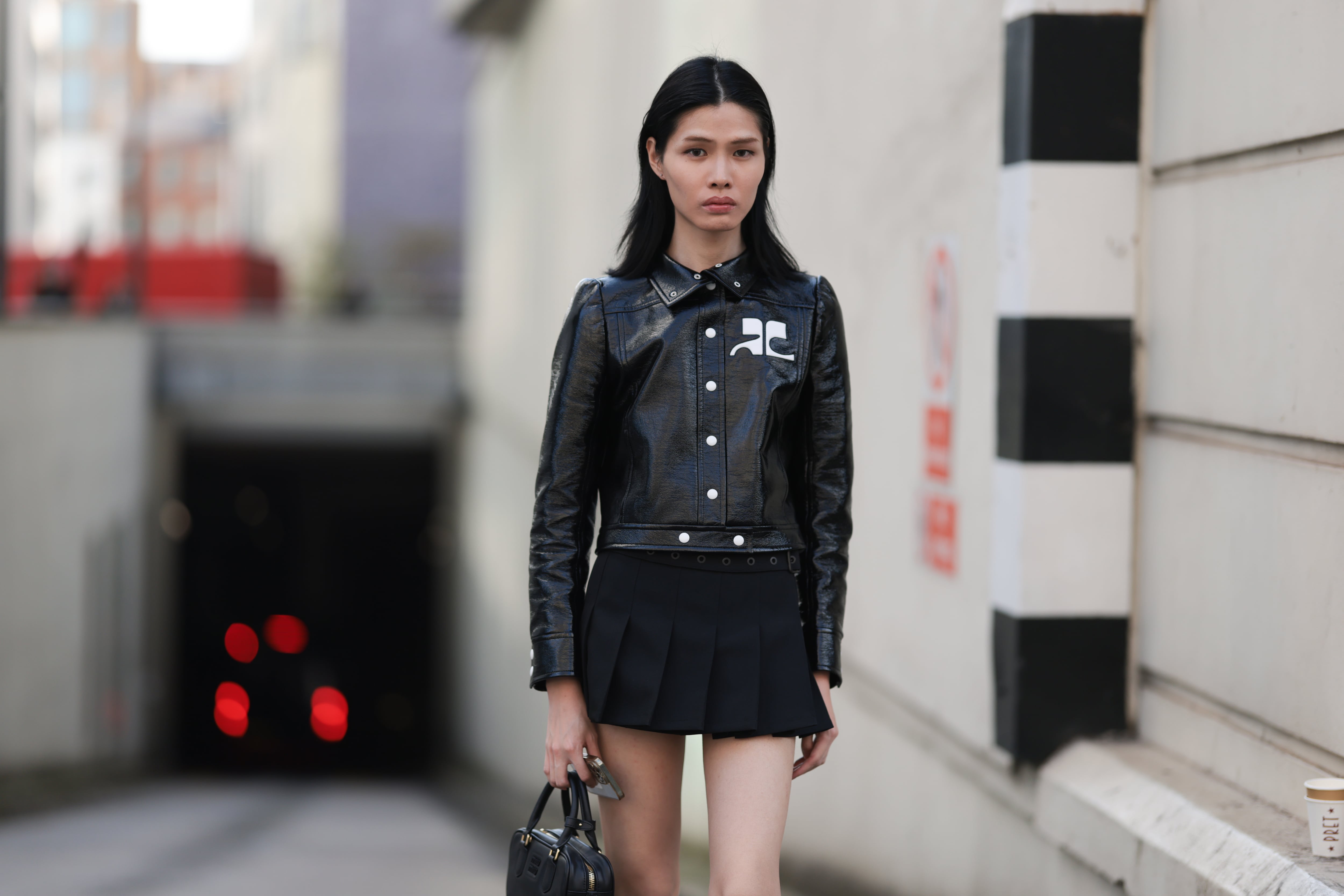 La chaqueta, un clásico de las amantes de la moda sesentera, llevada por una invitada a la Semana de la moda de Londres 2023.