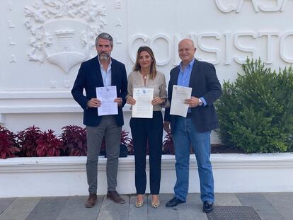 Los concejales de Mijas Juan Carlos Maldonado (Por mi pueblo), Ana Carmen Mata (PP) y Eloy Belmonte (Vox), durante la firma de moción de censura en la localidad malagueña, este miércoles.