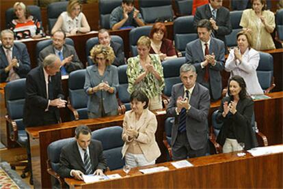 Los diputados socialistas aplauden a Rafael Simancas tras su discurso en la Asamblea de Madrid.