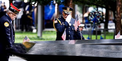 Un oficial se seca las lágrimas en el Memorial de los atentados del 11 de septiembre de 2001 en Nueva York (EE UU).