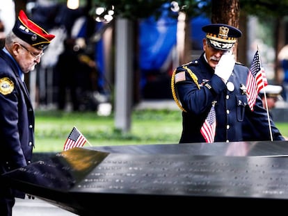 Un oficial se seca las lágrimas en el Memorial de los atentados del 11 de septiembre de 2001 en Nueva York (EE UU).