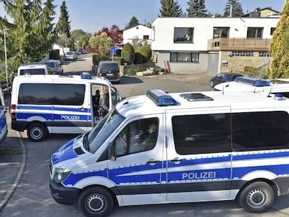 Coches de polic&iacute;a permanecen aparcados ante la residencia del sospechoso detenido por el atentado contra el autob&uacute;s del Dortmund en Rotemburgo, cerca de Tubinga (Alemania).