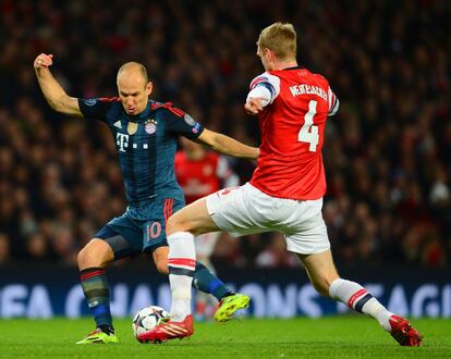  Per Mertesacker y Arjen Robben durante el partido. 