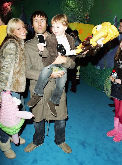 Liam Gallagher, Nicole Appleton y su hijo Gene en 2005 en Londres.