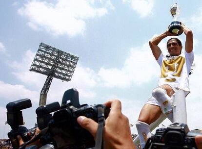 Francisco Palencia alza el t&iacute;tulo de campe&oacute;n con los Pumas en 2011