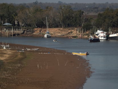 Barcos no rio Paraná na altura de Rosário.