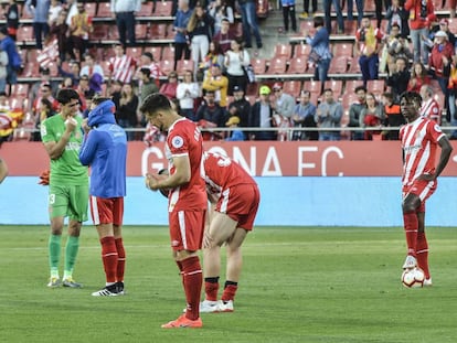Los jugadores del Girona lloran una vez consumada la derrota ante el Levante.