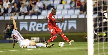 Amath, delantero del Getafe, remata ante la oposición de Sergi Gómez.