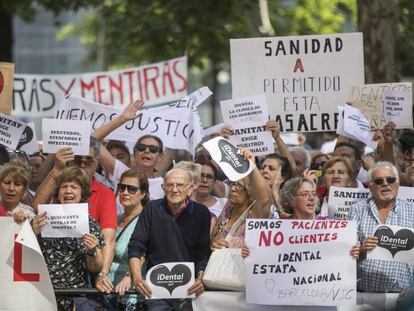 Protesta de afectados por el cierre de clínicas iDental en julio.