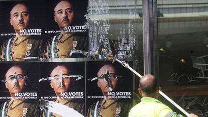 Ciudades catalanas amanecieron con carteles con la imagen de Franco y el lema &quot;No votes el 1 de octubre. No a la rep&uacute;blica&quot;.