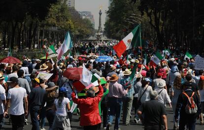Centenares de mexicanos han salido a la calle.