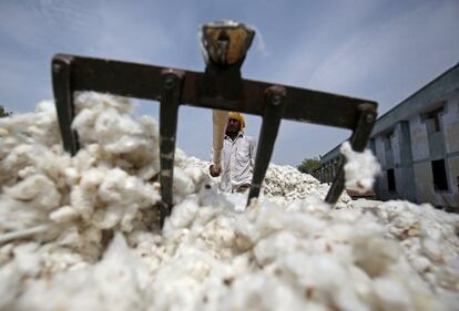 Un empleado trabaja en una unidad de procesamiento de algodón en la ciudad de Kadi (India).