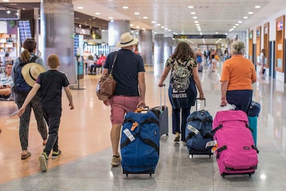 Una familia camina por el aeropuerto de Menorca el 28 de julio de 2025, en el inicio de las vacaciones de agosto. 