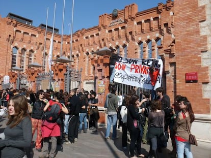 Un momento de la manifestación de estudiantes ante el rectorado de la URV de Tarragona.