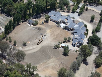 La casa de Kim Kardashian y Kanye West en Hidden Hill, Calabasas, California. A la derecha de la imagen, los campos colindantes por los que se temía que se expandiera el fuego y que quemara las casas de otros vecinos.