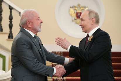 Lula y Putin se saludan en Moscú, este viernes.