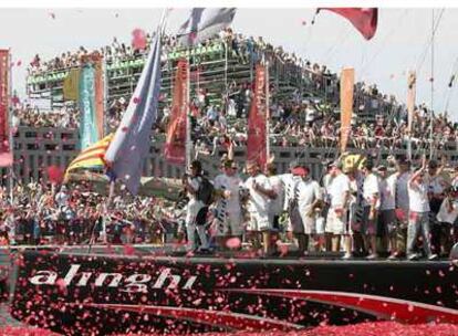 La tripulación del <i>Alinghi</i> celebra su victoria en el puerto de Valencia.