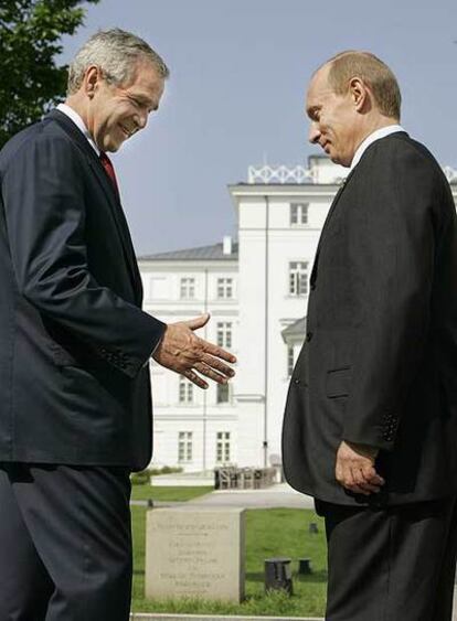 El presidente de EE UU, George Bush, saluda al presidente ruso, Vladímir Putin, tras su reunión de ayer en el G-8.