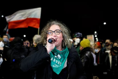 Manifestación contra la reforma del aborto este miércoles en Varsovia (Polonia). En el centro de la imagen está Marta Lempart, la líder de Huelga de Mujeres.
